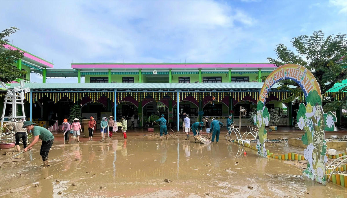 Thầy, cô cùng lực lượng chức năng ở xã Đại Lộc, TP Đà Nẵng dọn về sinh trường học ở địa bàn. Ảnh: Tấn Thành.