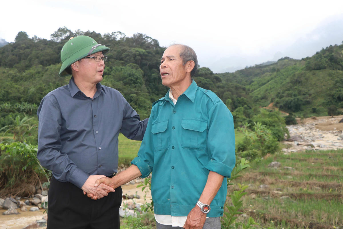 Phó Thủ tướng Chính phủ Hồ Quốc Dũng thăm hỏi bà con thôn Làng Mới, xã Ngọc Linh. Ảnh: CV.