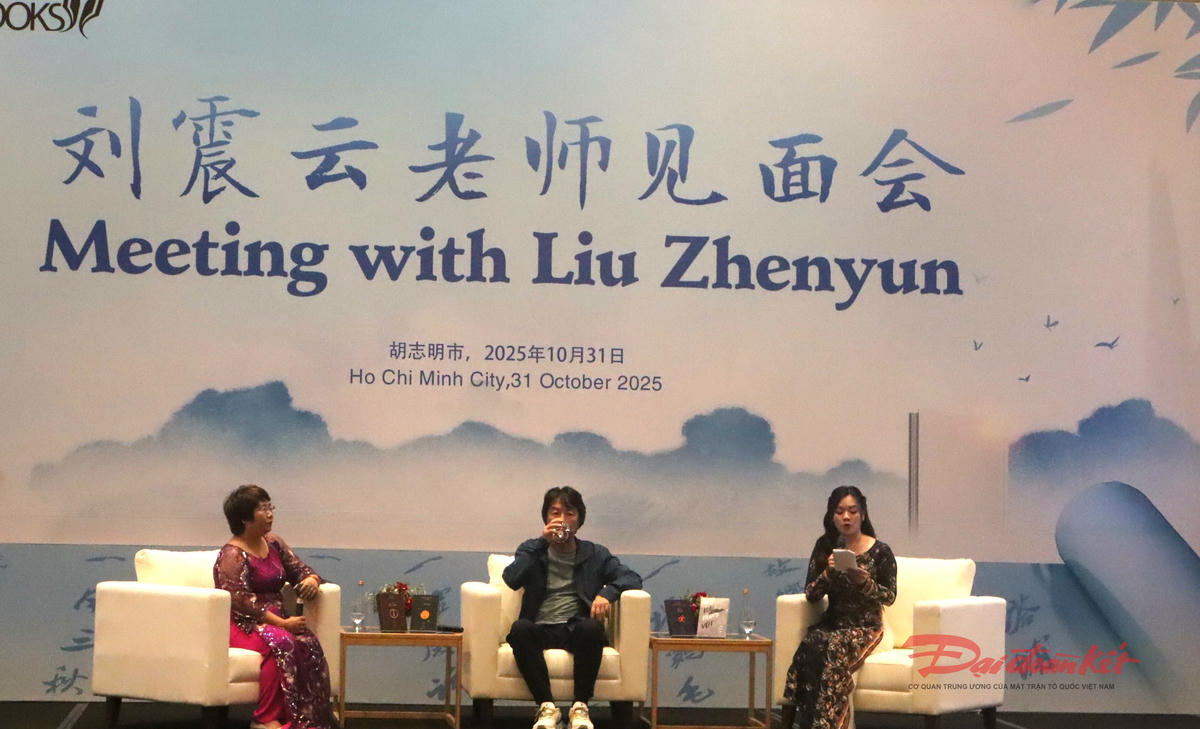 Buổi giao lưu "Meeting with Liu Zhenyun" chiều 31/10. Ảnh: Hồng Phúc.