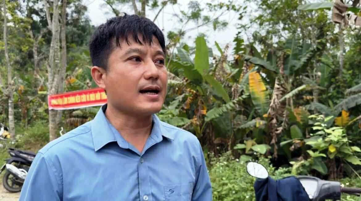 Ông Lê Tiến Đạt, Chủ tịch UBND xã Thanh Quân trao đổi với phóng viên về tình trạng ô nhiễm tại thôn Lâm Chính. Ảnh: Nguyễn Chung.