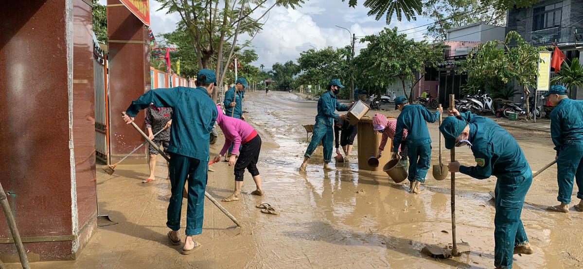 Các cô giáo, dân quân dọn dẹp bùn đất tại cơ sở 2 của Trường mầm non Đại An, xã Đại Lộc. Ảnh: CV.