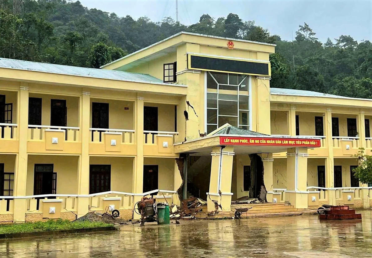 Trụ sở xã Hùng Sơn sạt lở xô lệch, có nguy cơ đổ sập bất cứ lúc nào. Ảnh: CV.