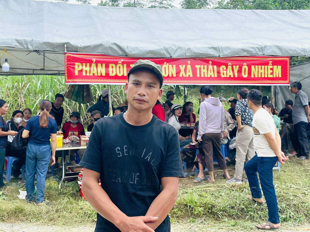 Anh Hồ Thanh Tuấn bức xúc trao đổi với phóng viên. Ảnh: Nguyễn Chung.