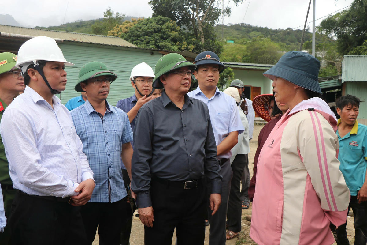 Phó Thủ tướng Chính phủ Hồ Quốc Dũng động viên, thăm hỏi sức khỏe bà con thôn Làng Mới. Ảnh: CV.