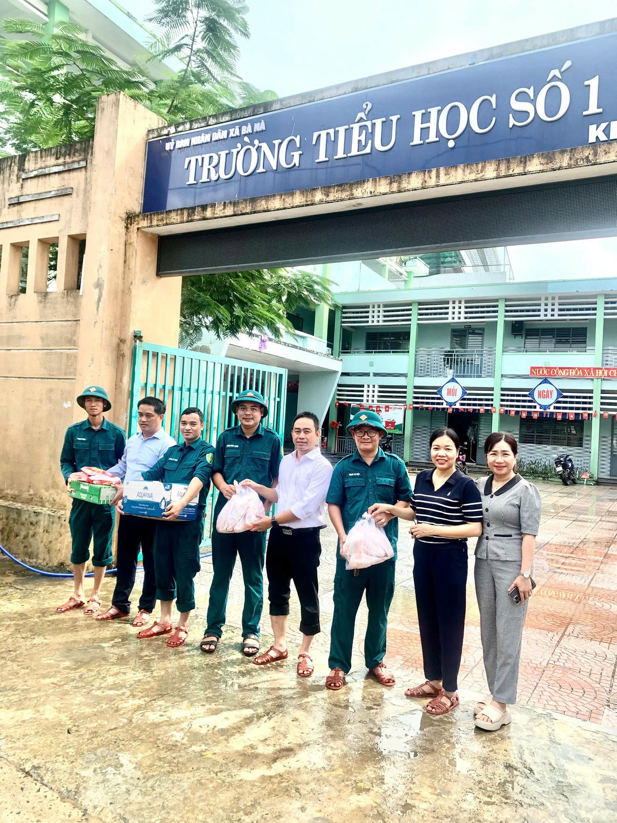 Ông Lê Minh Tuấn, Chủ tịch UBND xã Bà Nà (áo trắng) thăm hỏi, động viên lực lượng dọn vệ sinh trường học. Ảnh: Thượng Sơn.