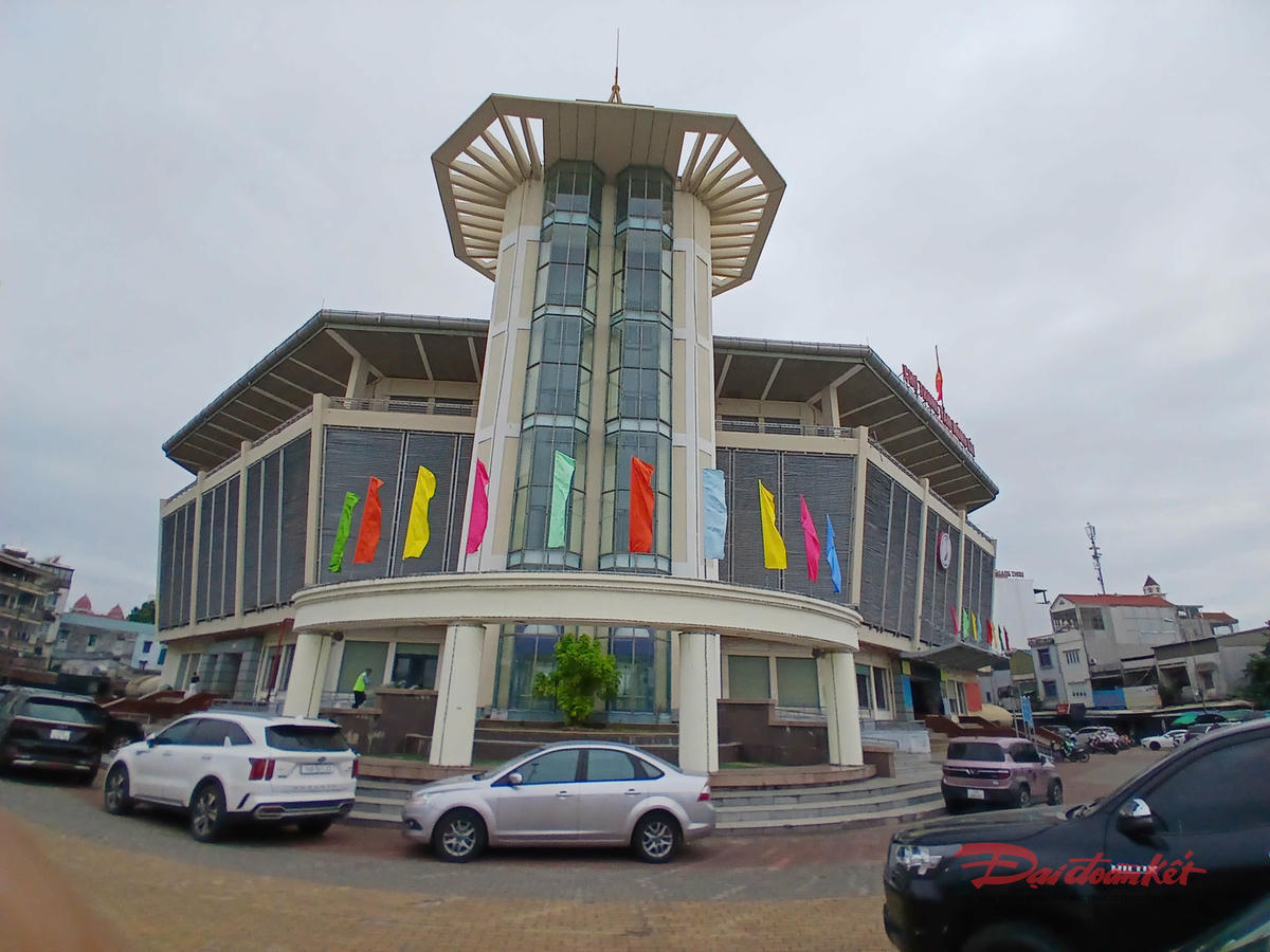 9h sáng một ngày cuối tháng 10, sân chợ Trung tâm Móng Cái vắng lặng bóng người, chỉ có những chiếc xe ô tô được gửi qua đêm đỗ tại đây. Ảnh: Nguyễn Quý.