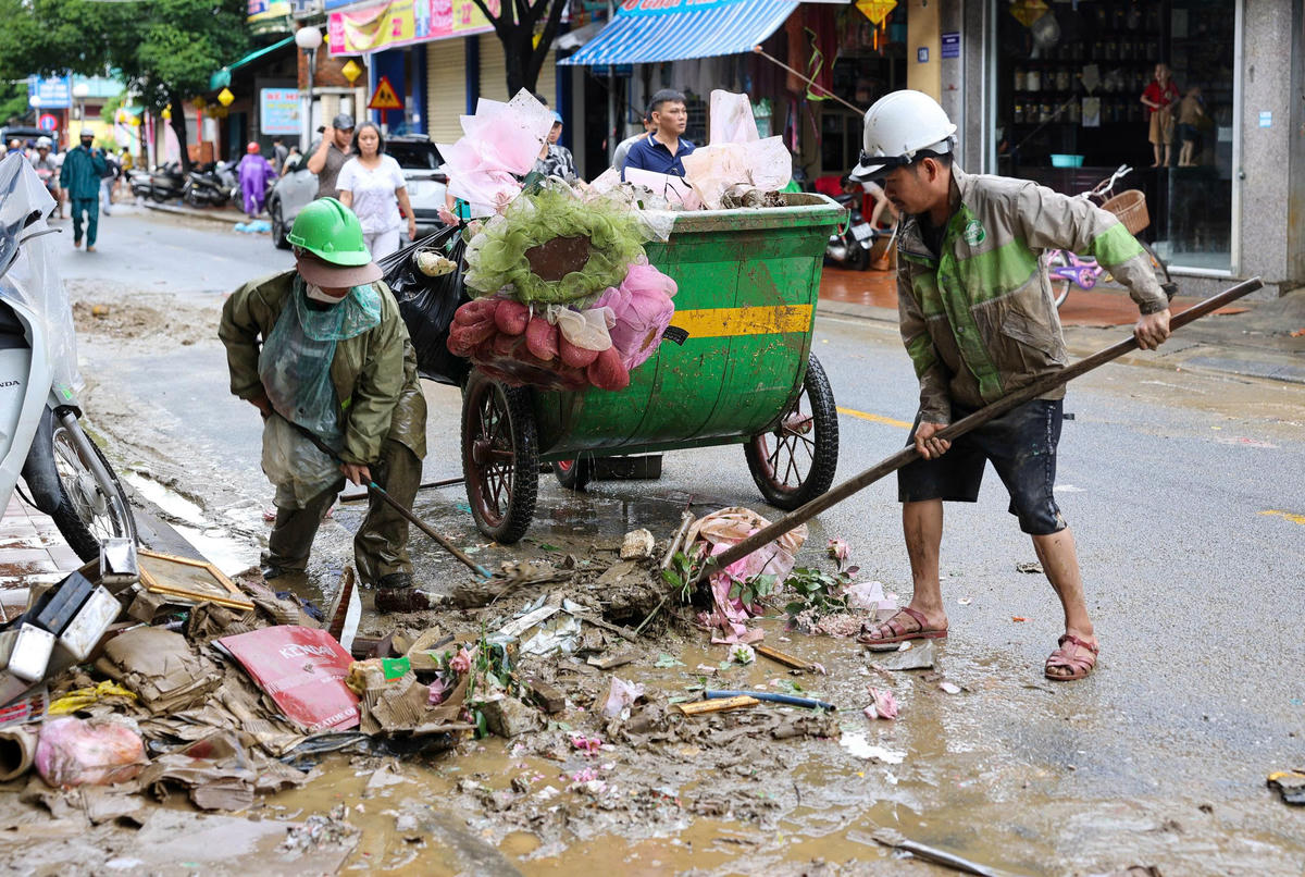 Huế: Huy động toàn lực dọn dẹp vệ sinh, sớm ổn định cuộc sống người dân sau lũ