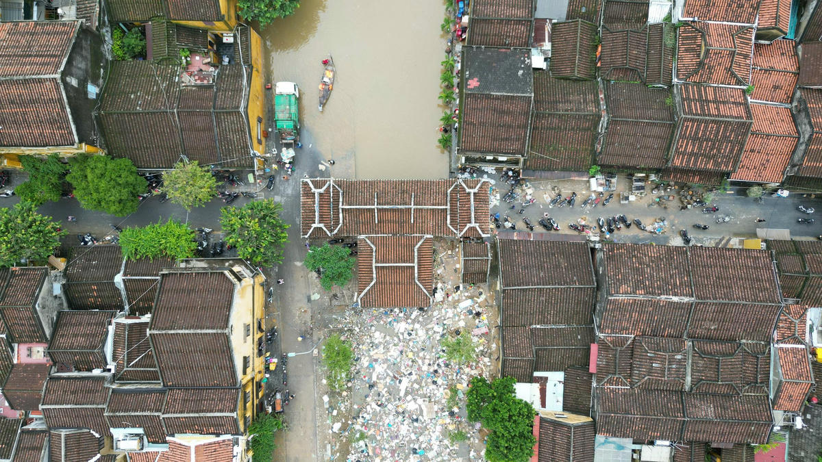 Sau khi chìm trong biển nước thì Hội An lại chìm trong biển rác. Ảnh: Tấn Thành.