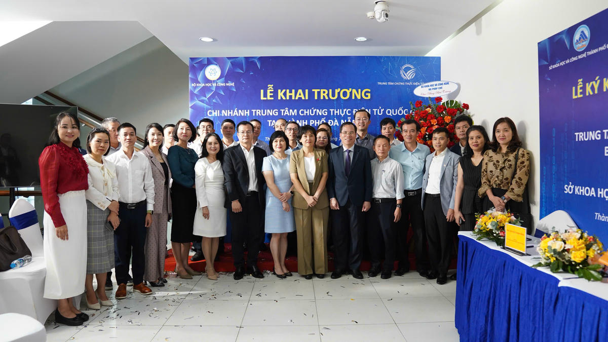 Theo ký kết, hai bên thường xuyên tổ chức các hội nghị, hội thảo, tọa đàm về giao dịch điện tử; xây dựng tài liệu, ấn phẩm truyền thông để nâng cao nhận thức cộng đồng về tầm quan trọng của chữ ký số trong kỷ nguyên số. Ảnh: Nguyễn Quỳnh.