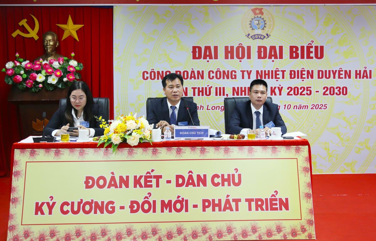 Đoàn Chủ tịch Đại hội Đại biểu Công đoàn Công ty Nhiệt điện Duyên Hải lần thứ III, Nhiệm kỳ 2025 - 2030 điều hành chương trình Đại hội.
