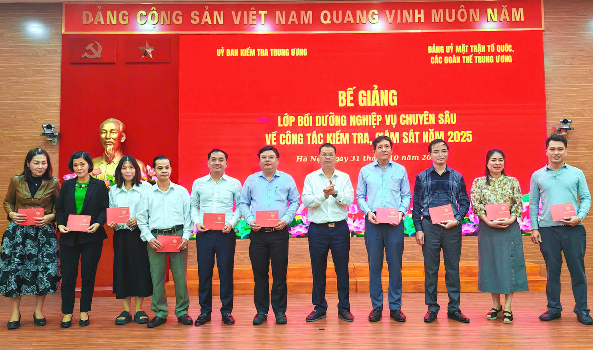 Phó Chủ nhiệm Ủy ban Kiểm tra Trung ương Nguyễn Mạnh Hùng trao Giấy chứng nhận hoàn thành khóa bồi dưỡng cho các học viên