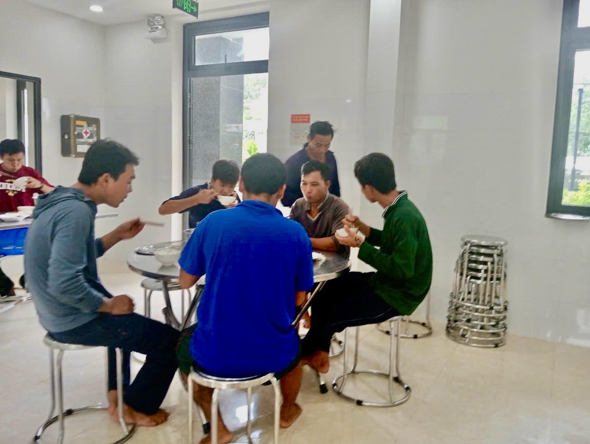 Lực lượng Đồn Biên phòng Côn Đảo, BĐBP TP Hồ Chí Minh bố trí ăn, ở cho các ngư dân trên tàu cá BT 93839 TS bị nạn trên biển. Ảnh: Quang Anh.