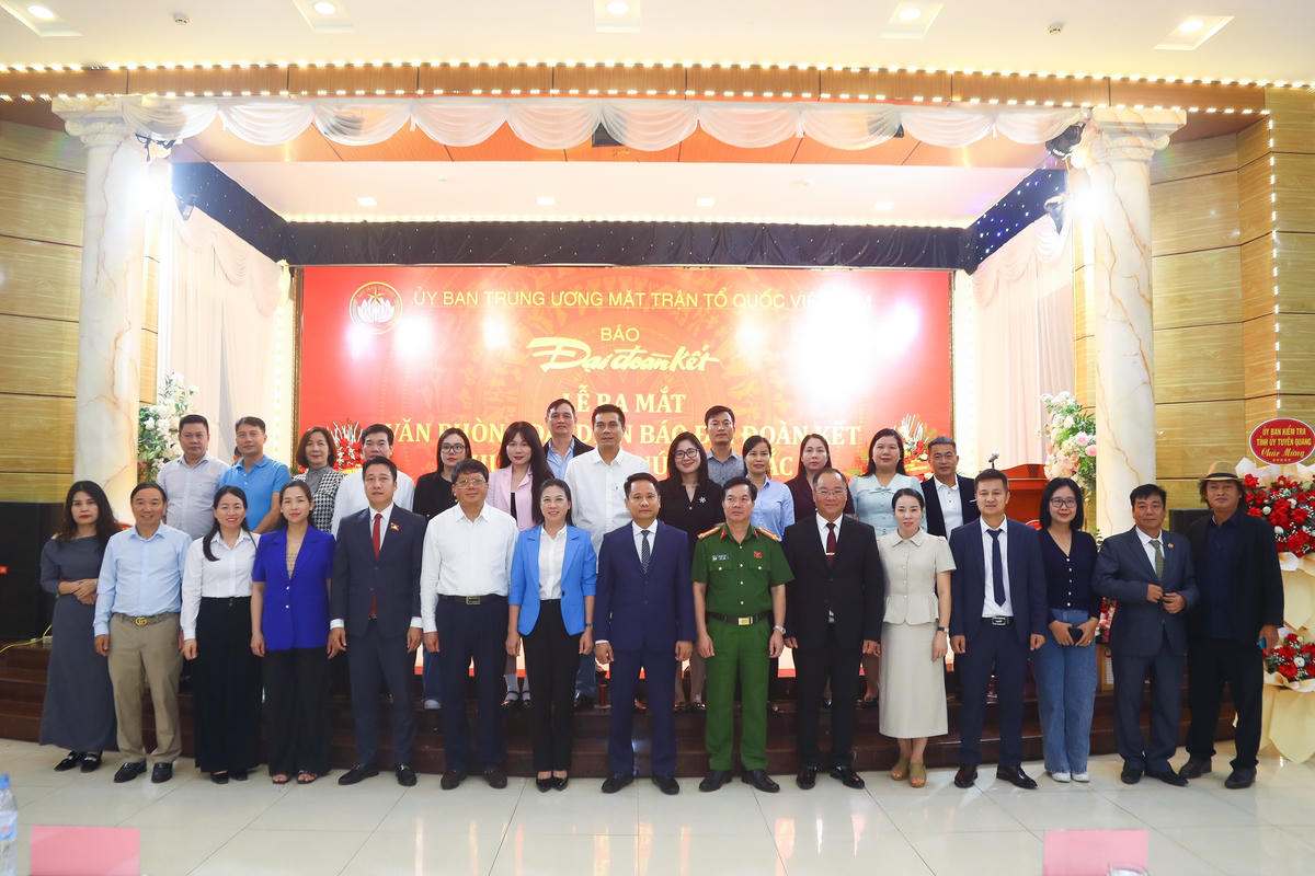 Các lãnh đạo cơ quan, doanh nghiệp chụp ảnh lưu niệm, chúc mừng Báo Đại đoàn kết và Văn phòng Báo Đại đoàn kết khu vực miền núi phía Bắc. Ảnh: Lê Khánh.