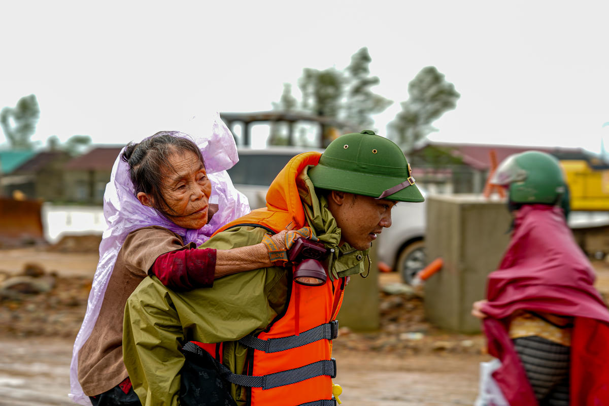 Ưu tiên đưa người già, phụ nữ mang thai, trẻ em và những hộ gia đình có hoàn cảnh khó khăn ra khỏi vùng nguy hiểm. Ảnh: Cẩm Kỳ 