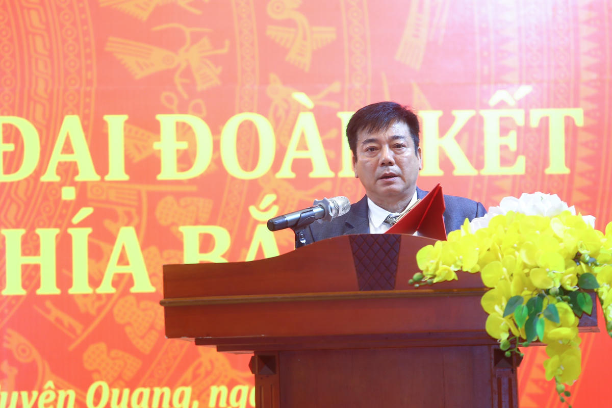 Ông Vũ Tiến Cường, Chánh Văn phòng Báo Đại đoàn kết đọc công bố  Quyết định thành lập Văn phòng và Quyết định bổ nhiệm nhân sự. Ảnh: Lê Khánh.