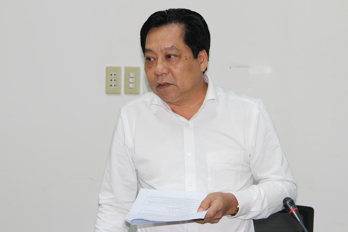 Ông Trương Thành Dãnh - Uỷ viên Ban Thường vụ Tỉnh uỷ, Phó Chủ tịch Uỷ ban Mặt trận Tổ quốc Việt Nam tỉnh Vĩnh Long báo cáo về công tác chuẩn bị Đại hội Mặt trận tỉnh. Ảnh: Q.Đ.