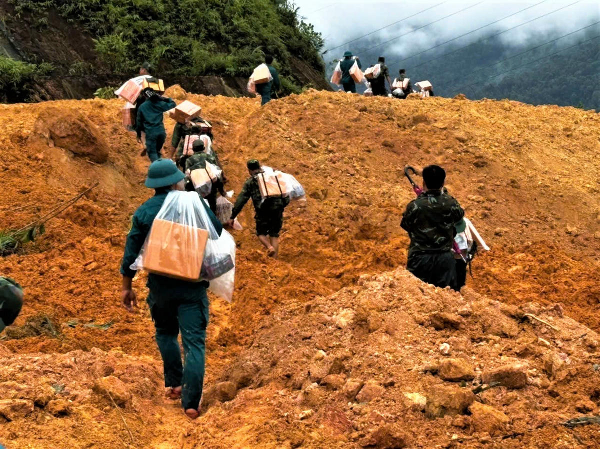 Đường vào điểm sạt lở xã Trà leng gặp nhiều khó khăn. Ảnh: CV.