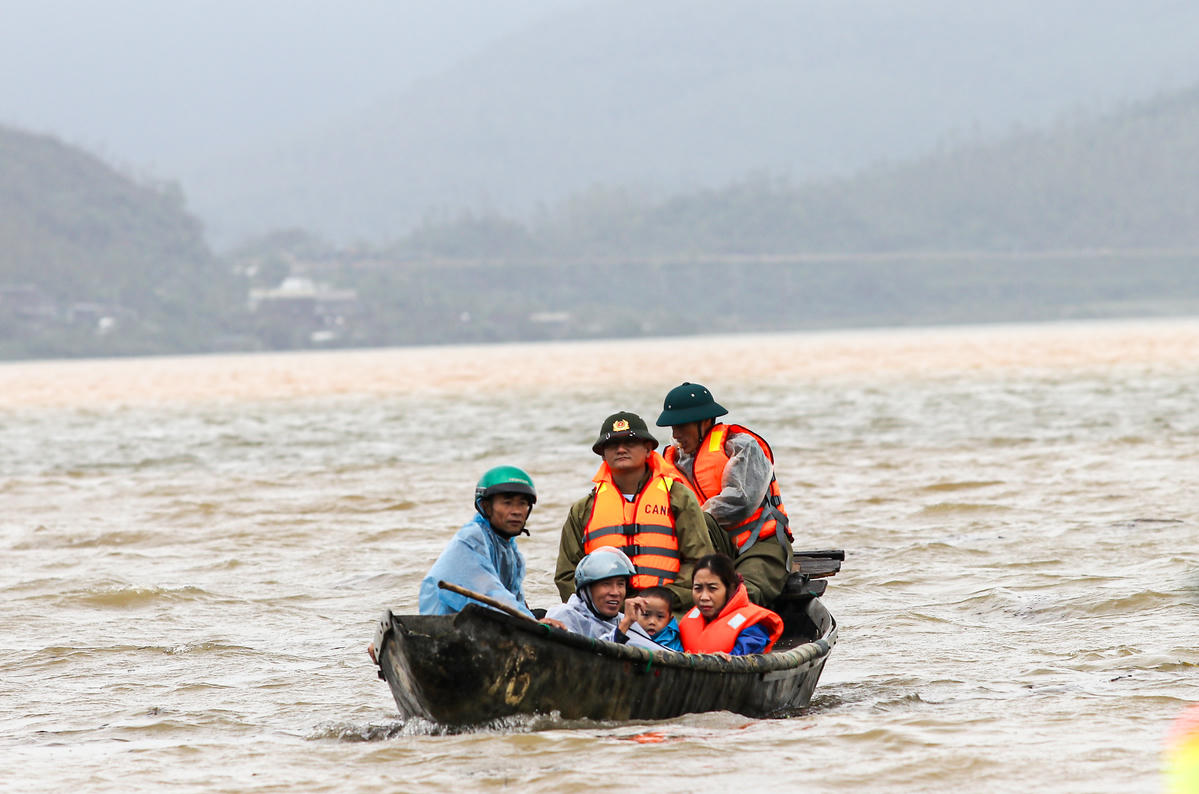 Người dân từ 3 thôn: Trường Yên, Trường Phú và Cảnh Trường là những vùng trũng thấp được đưa đến nơi an toàn. Ảnh: Cẩm Kỳ 