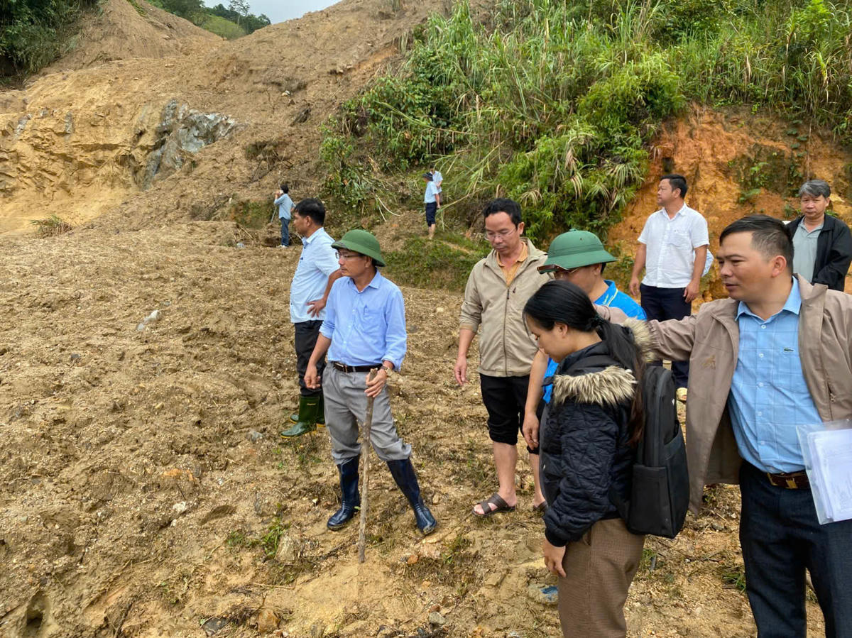 Phó Chủ tịch UBND tỉnh Quảng Ngãi Nguyễn Ngọc Sâm (mũ cối) trực tiếp chỉ đạo mở đường tiếp lương thực cho 400 hộ dân. Ảnh: CV.