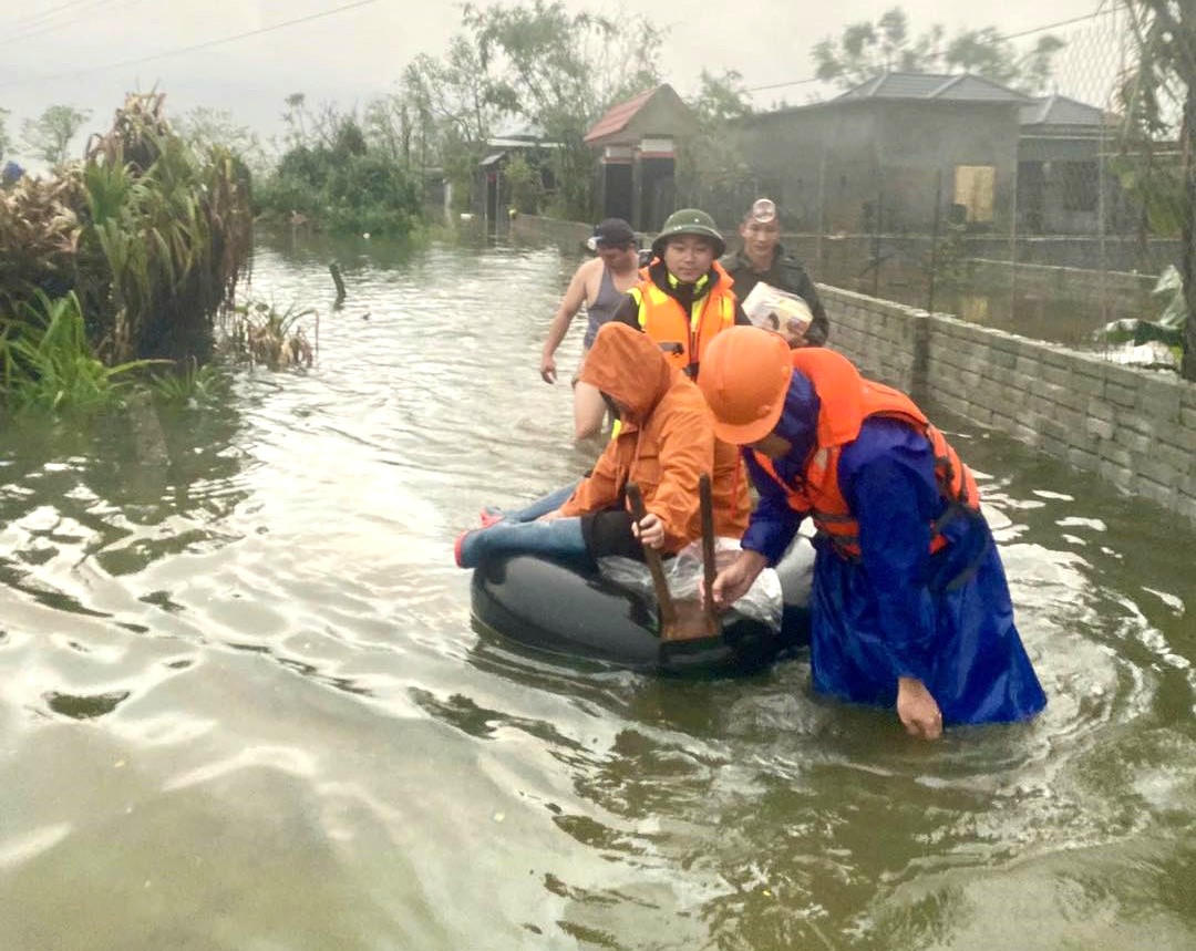Hà Tĩnh: Tiếp tục mưa lớn, hồ Kẻ Gỗ tăng lưu lượng xả tràn