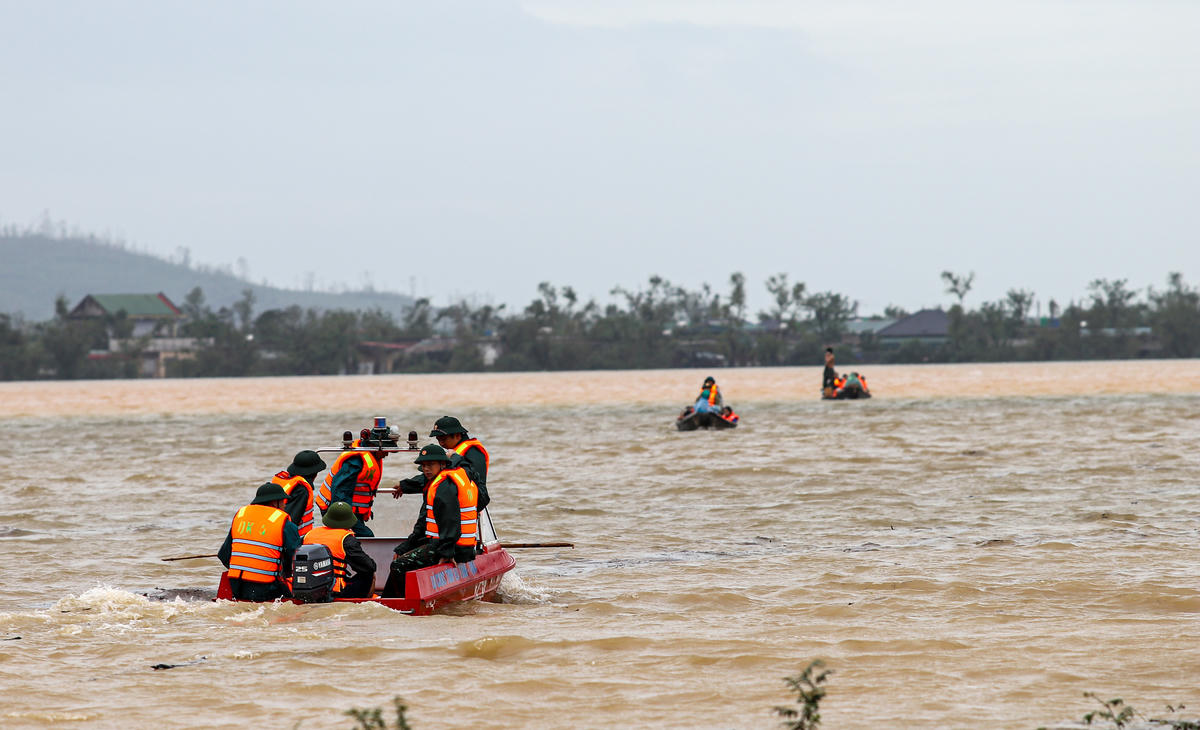 Ca nô được điều động liên tục để đưa 2.000 người dân vùng ngập sâu đến nơi an toàn. Ảnh: Cẩm Kỳ