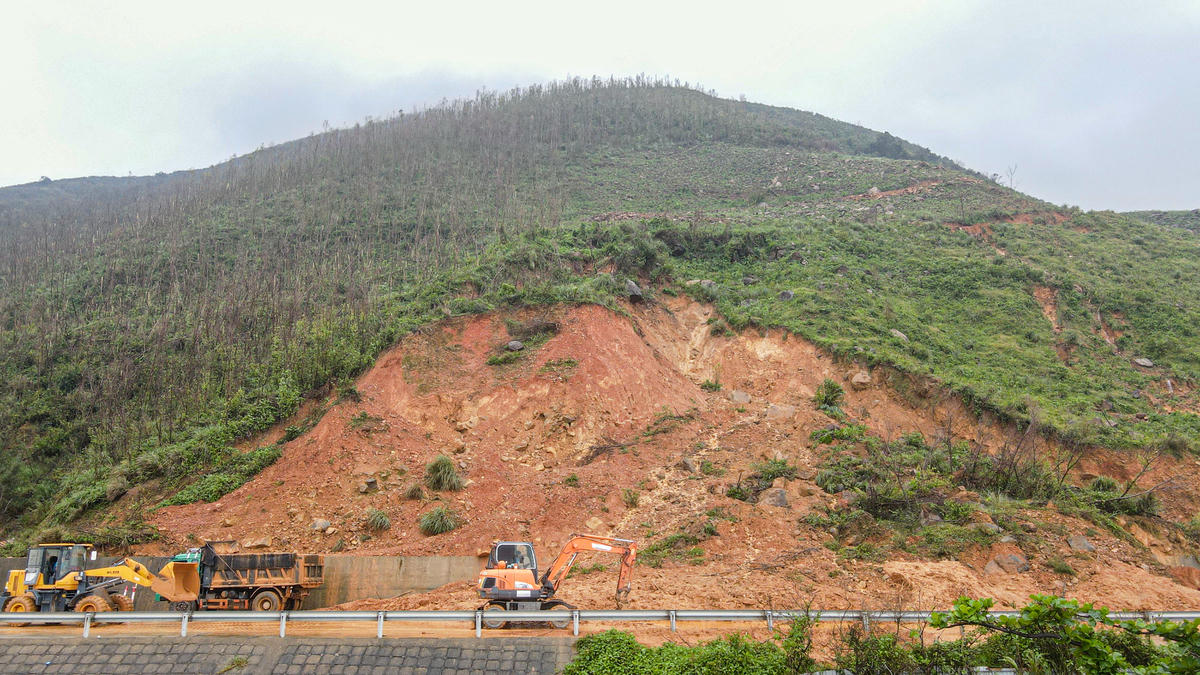 Theo ghi nhận của phóng viên Báo Đại đoàn kết, từ tối 30/10 đến sáng 31/10, mưa lớn xuất hiện trên diện rộng khiến nhiều khu vực ở Hà Tĩnh ngập sâu, giao thông bị chia cắt. Ảnh: Cẩm Kỳ