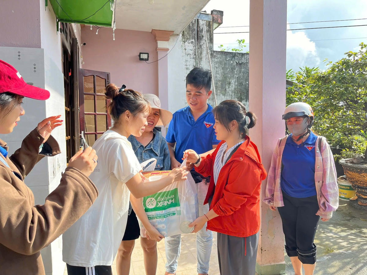 Thanh niên Đoàn phường Hòa Xuân hỗ trợ bà con vượt qua khó khăn do ngập lụt. Ảnh: Cẩm Vân.