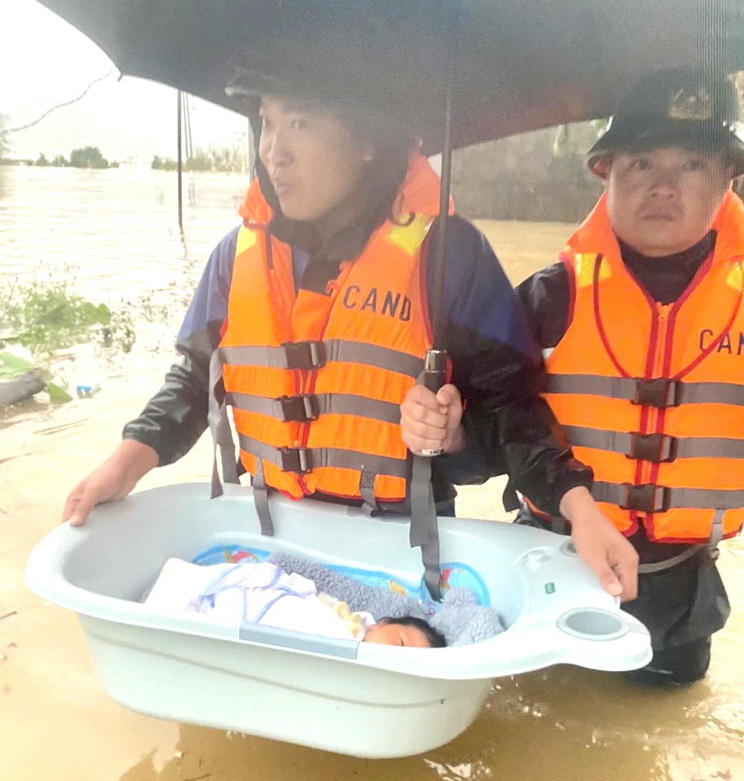 Lực lượng Công an phường Vũng Áng hỗ trợ người dân sơ tán trẻ sơ sinh đến nơi an toàn. Ảnh: VA.