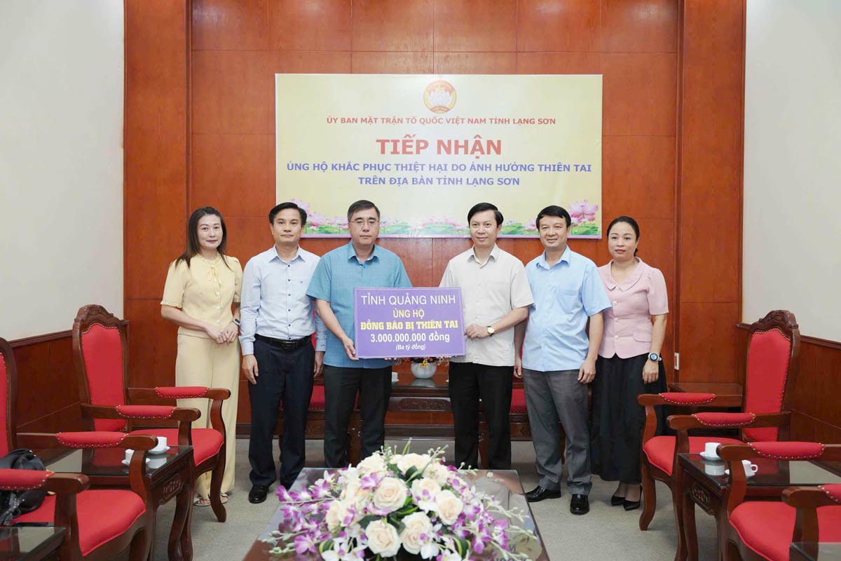 Ngày 8/10, Ông Nguyễn Chí Thành, Phó Chủ tịch Thường trực Ủy ban MTTQ tỉnh Quảng Ninh (đứng thứ 3 từ trái sang) trao hỗ trợ tỉnh Lạng Sơn 3 tỷ đồng. Ảnh: MTTQ Việt Nam tỉnh Quảng Ninh