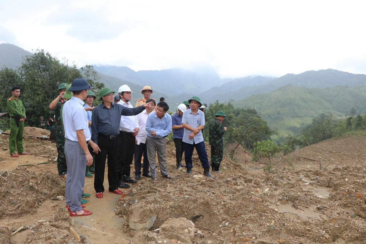 Phó Thủ tướng Chính phủ Hồ Quốc Dũng chỉ đạo sớm khắc phục tình trạng sạt lở thôn Làng Mới, xã Ngọc Linh. Ảnh: CV.