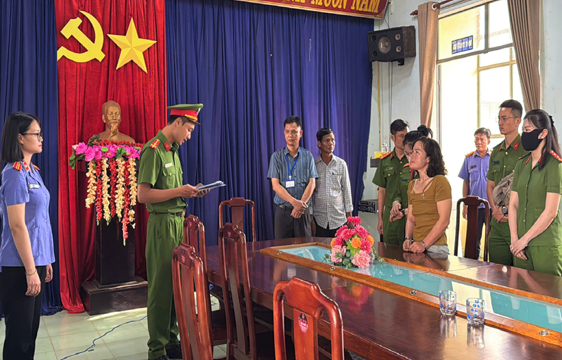 Đọc quyết định khởi tố và bắt tạm giam đối với Lê Thị Thúy. Ảnh: VKSND khu vực 11.