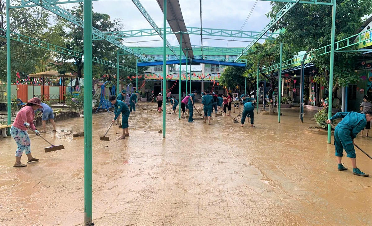 Sau khi lũ rút xuống bùn non bám dày trong khuôn viên trường học ở xã Đại Lộc. Ảnh: CV.