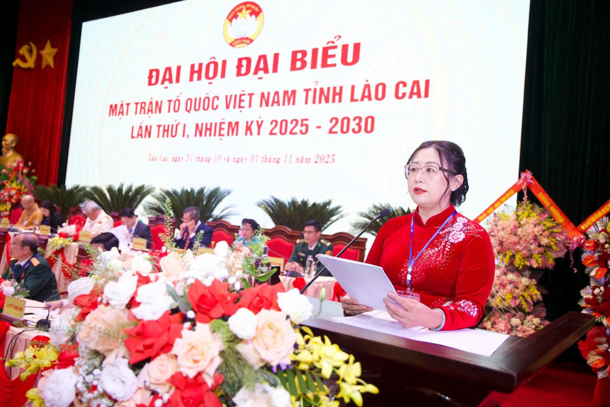 Bà Giàng Thị Dung, Phó Bí thư Tỉnh ủy, Chủ tịch Ủy ban MTTQ Việt Nam tỉnh Lào Cai điều hành hiệp thương Ủy ban MTTQ Việt Nam tỉnh Lào Cai khóa I, nhiệm kỳ 2025 - 2030. Ảnh: Thanh Xuân.