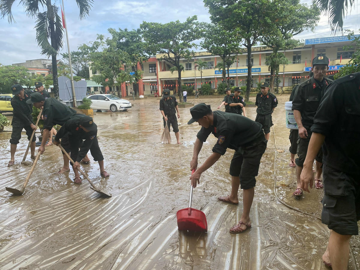 Đà Nẵng: Lực lượng vũ trang giúp các trường học dọn vệ sinh Đà Nẵng: Lực lượng vũ trang giúp các trường học dọn vệ sinh
