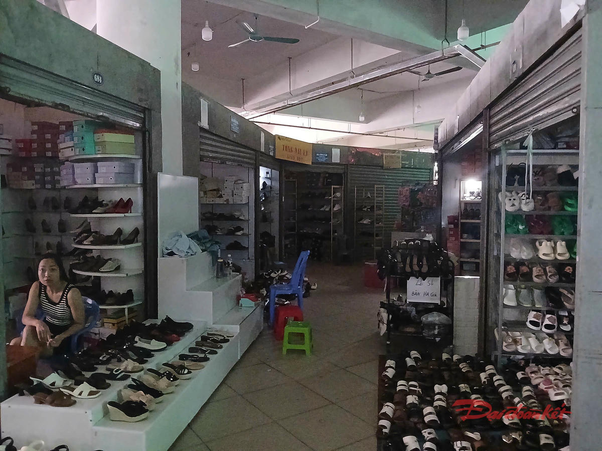 Chị Phan Thị Yến, một tiểu thương kinh doanh tại chợ Trung tâm Móng Cái cho biết, tình cảnh vắng vẻ xuất hiện từ sau đại dịch Covid-19, mỗi năm lại càng vắng hơn. Ảnh: Nguyễn Quý.