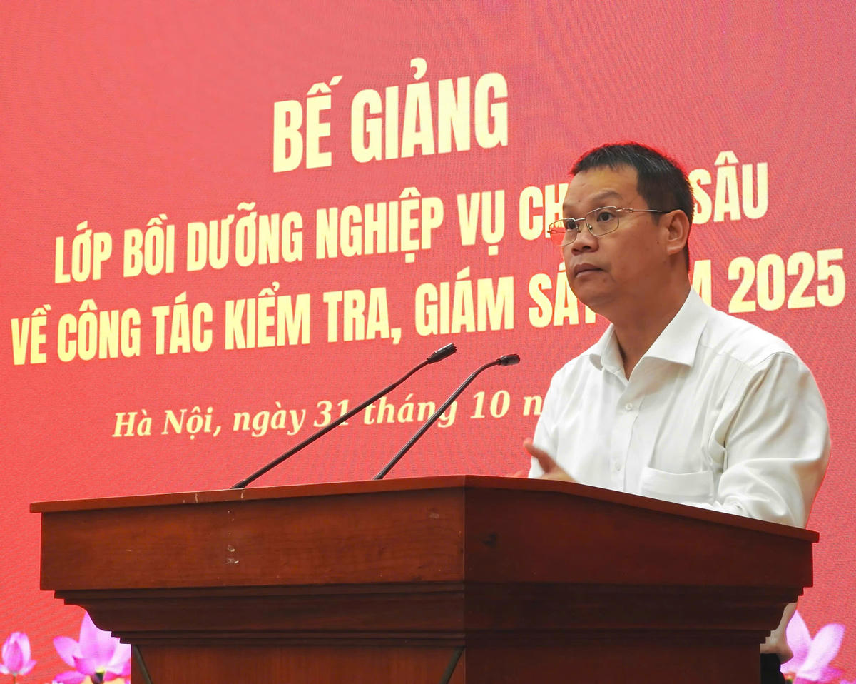  Phó Chủ nhiệm Ủy ban Kiểm tra Trung ương Nguyễn Mạnh Hùng phát biểu tại Lễ bế giảng