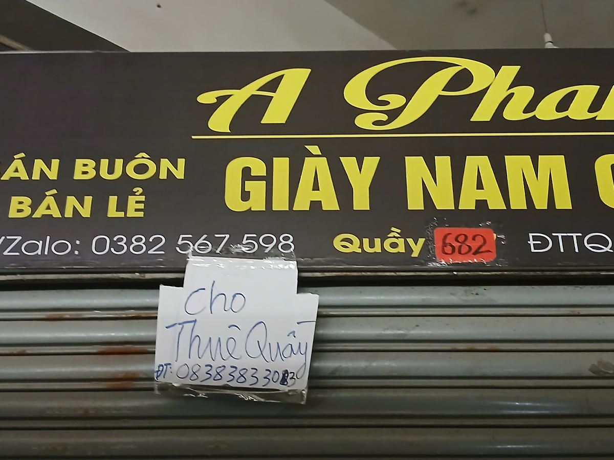 Nhiều quầy treo biển cho thuê. Ảnh: Nguyễn Quý.