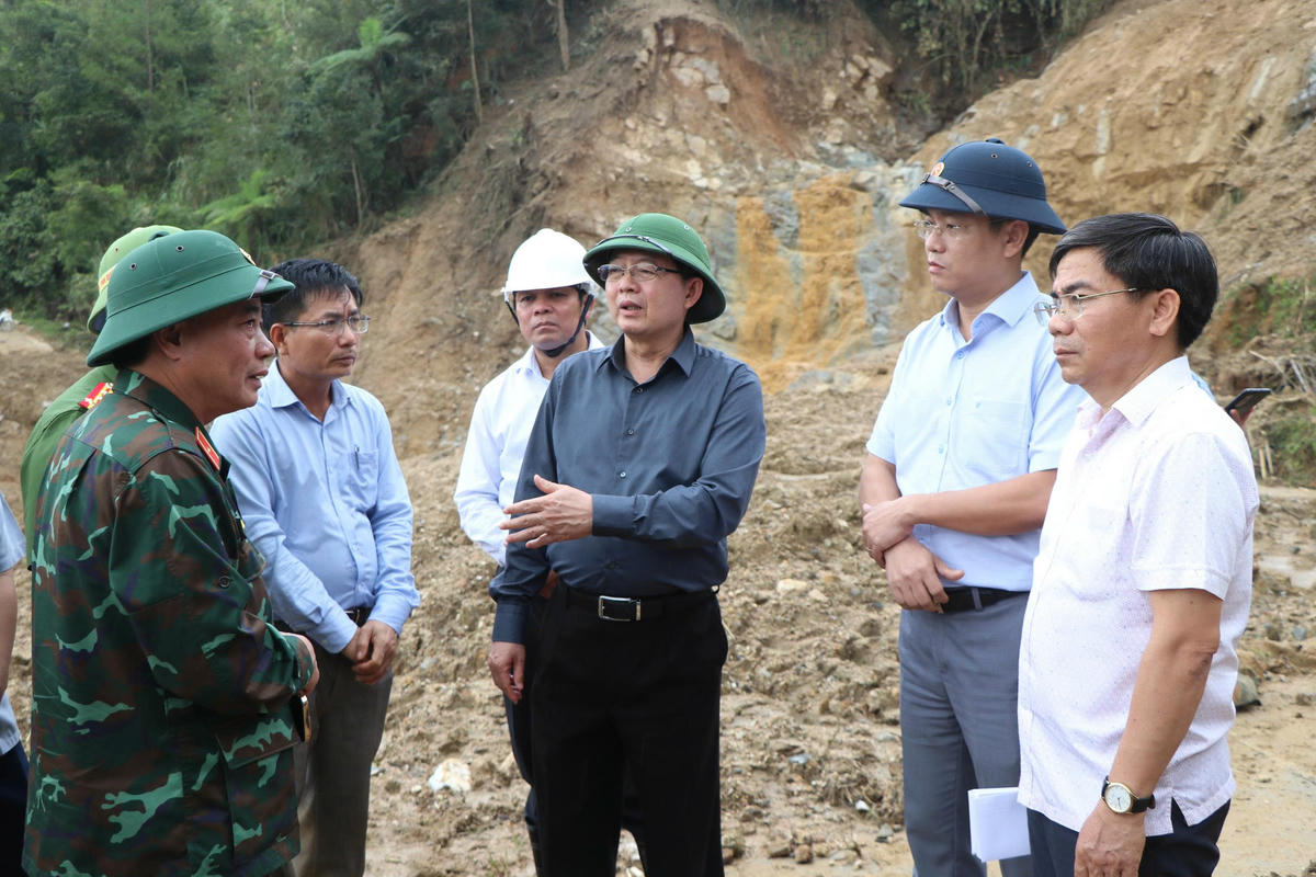 Phó Thủ tướng Chính phủ Hồ Quốc Dũng (ở giữa) kiểm tra tình trạng sạt lở thôn Làng Mới, xã Ngọc Linh. Ảnh: CV.