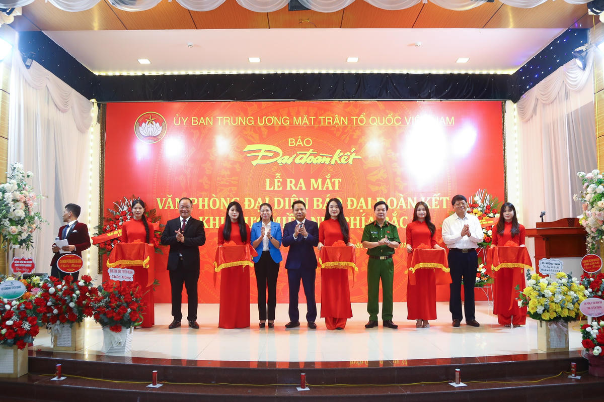 Nghi thức cắt băng khai trương Văn phòng khu vực miền núi phía Bắc. Ảnh: Lê Khánh.