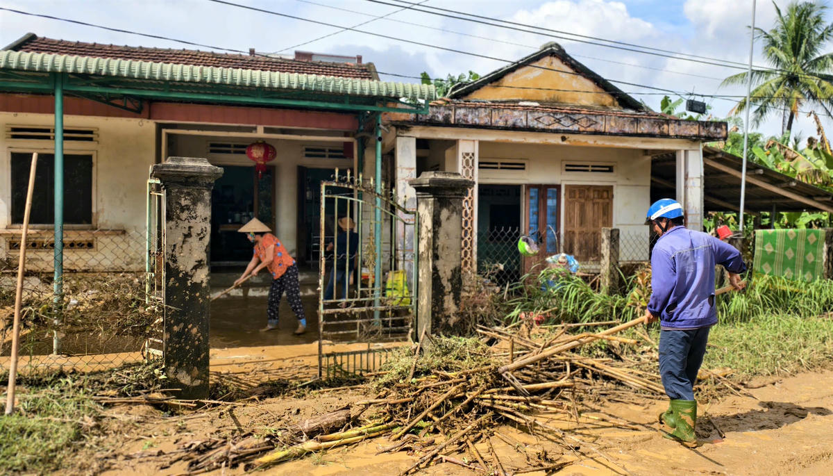 Nước lũ rút xuống rác thải, bùn đất, rác thải ứ đọng lại nhà dân. Ảnh: CV.