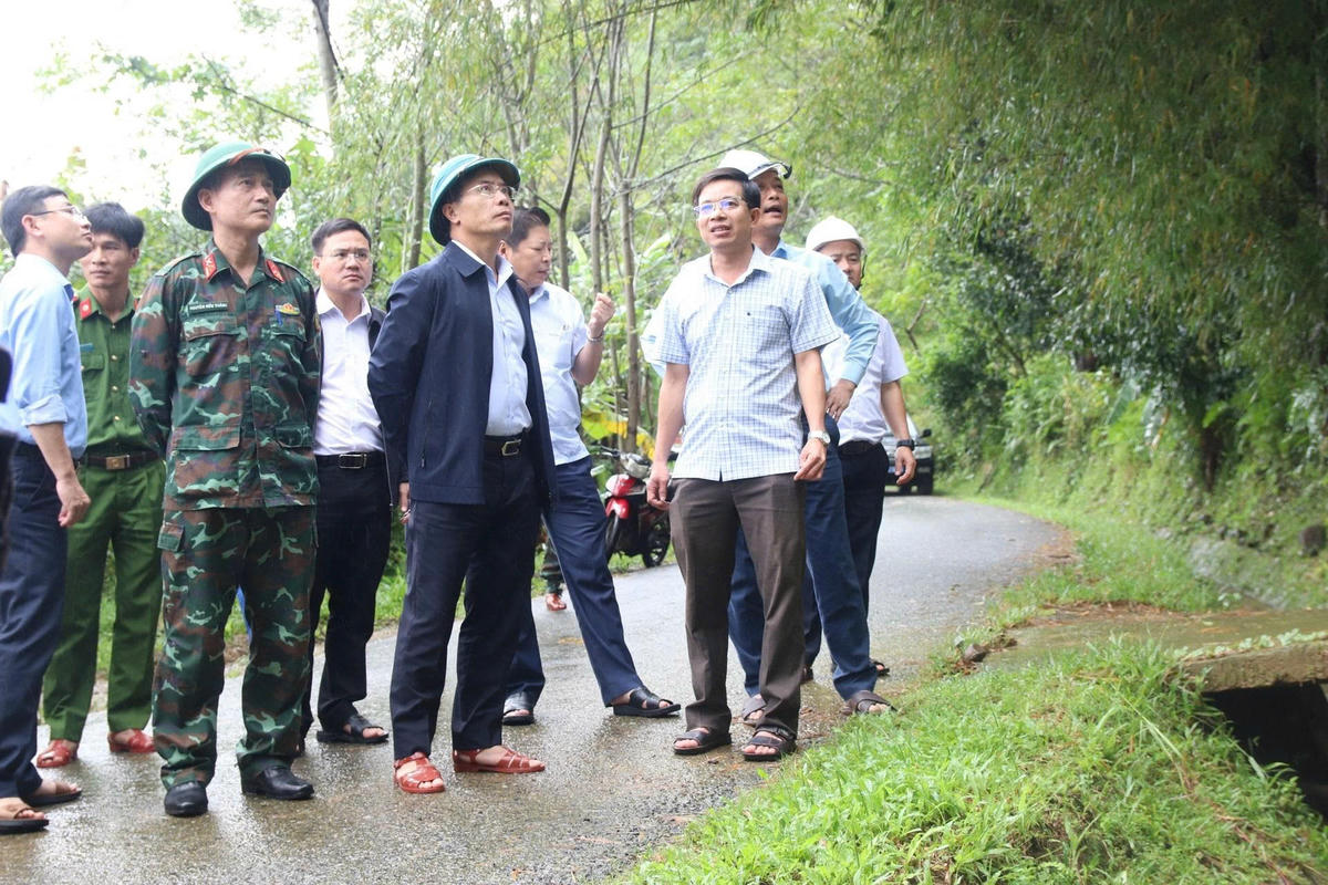 Chủ tịch UBND TP Đà Nẵng Phạm Đức Ấn kiểm tra điểm có nguy cơ sạt lở tại địa bàn xã Việt An. Ảnh: CV.