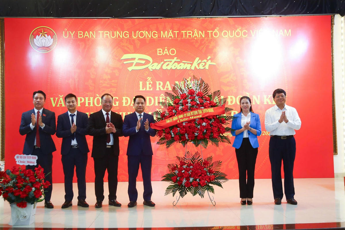 Bà Lê Thị Kim Dung, Phó Bí thư Thường trực Tỉnh ủy Tuyên Quang tặng hoa chúc mừng lãnh đạo Báo Đại đoàn kết và Văn phòng Báo Đại đoàn kết khu vực miền núi phía Bắc.