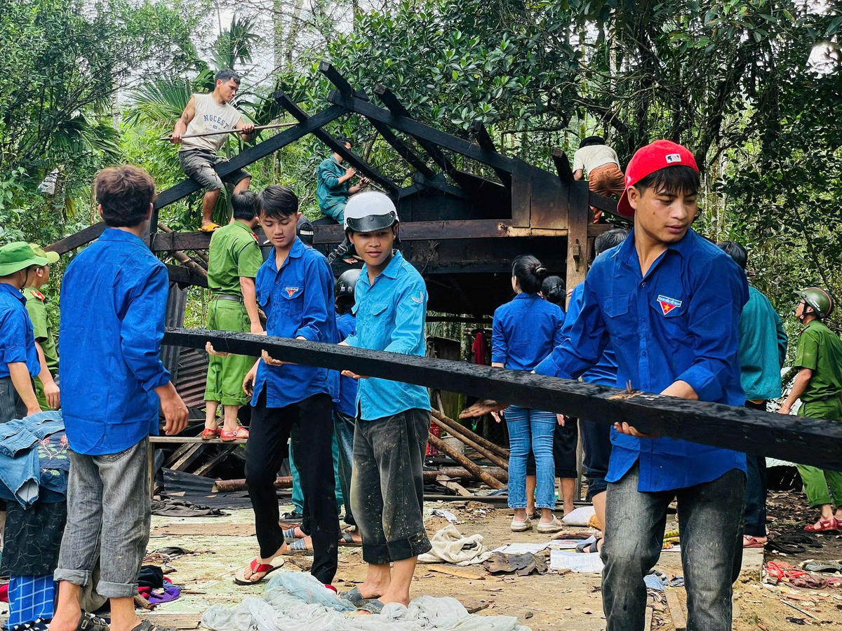 Các thanh niên của làng đều được huy động. Ảnh: Dương Ngân.