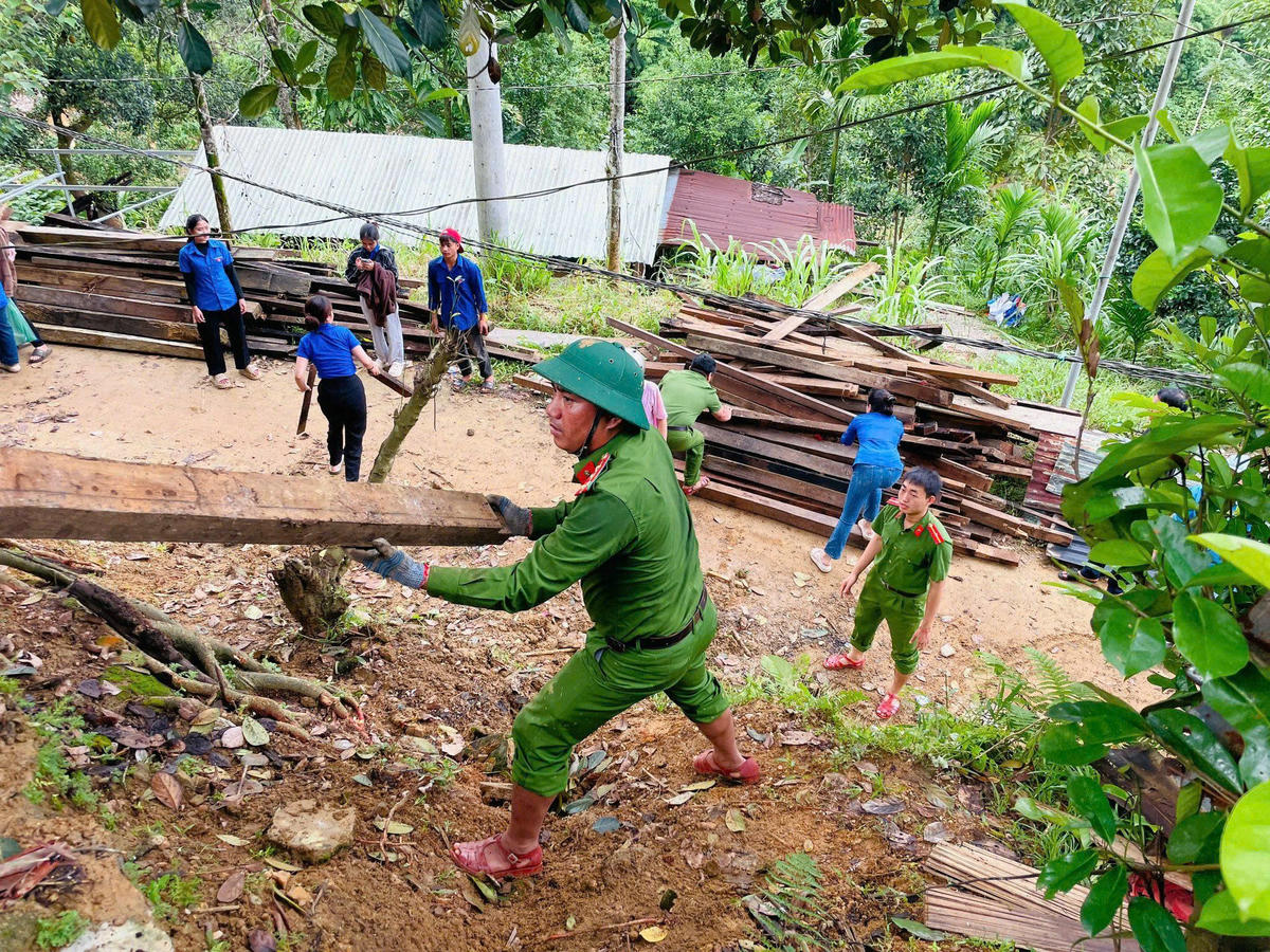 Ngôi làng ở trên triền dốc nên việc sạt lở rất nguy hiểm. Ảnh: Dương Ngân.