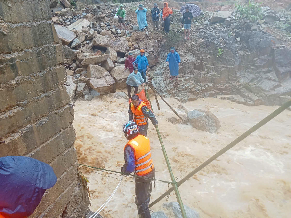 Đoạn đường chị Khuyên đi qua xuất hiện nhiều điểm sạt lở do mưa lớn. Ảnh: CV.