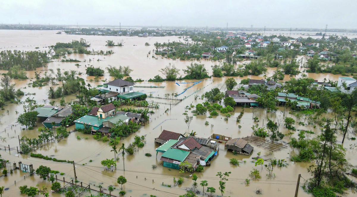 Nhiều khu vực ngập sâu gần 2m, buộc người dân phải khẩn trương di dời tài sản lên vị trí cao để hạn chế thiệt hại. Ảnh: Cẩm Kỳ 
