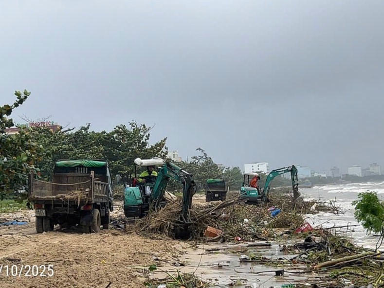 Căng mình dọn rác sau lũ ở biển Đà Nẵng Căng mình dọn rác sau lũ ở biển Đà Nẵng