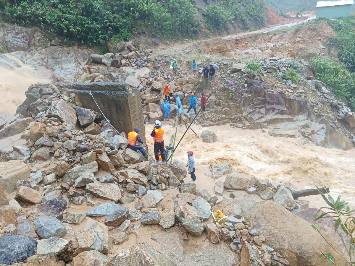 Lực lượng chức năng làm cầu tre tạm cho chị Khuyên đi qua. Ảnh: CV.