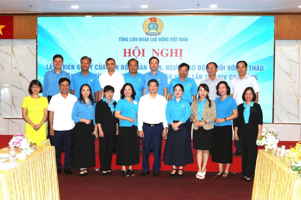 Các đại biểu tham dự hội nghị chụp ảnh lưu niệm. Ảnh: X. T