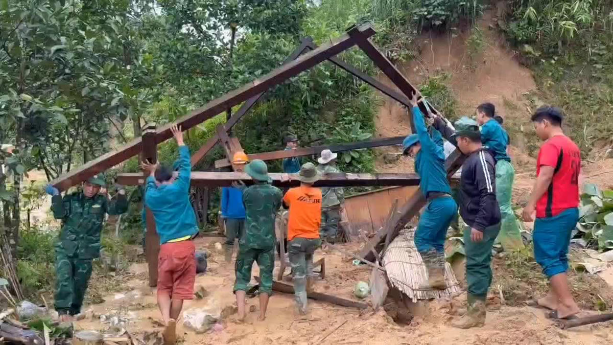 Cán bộ Đồn Biên phòng Tr'hy dựng lại nhà cho người dân thôn A râng, xã Hùng Sơn. Ảnh: CV.